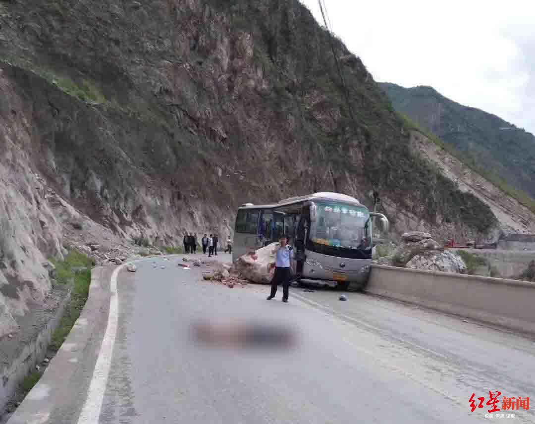 巨石砸中旅游大巴 司机悲壮的决定救了一车人_凤凰网旅游