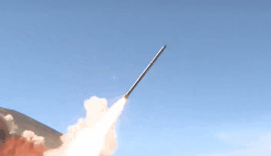 解放军火箭弹罕见发射镜头曝光 这个角度你绝没见过