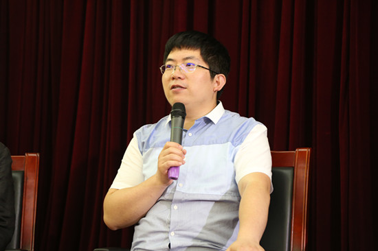 中国科学院自动化研究所研究员、类脑智能研究中心副主任曾毅在讲座讨论环节发言