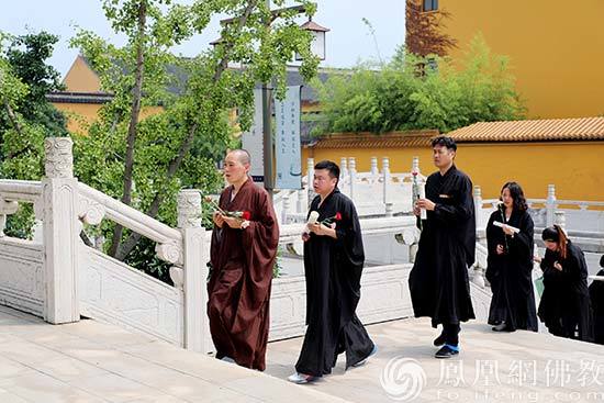 法师带领将抄好的《心经》供奉供于塔中(图片来源:凤凰网佛教 摄影:江苏太仓同觉寺)