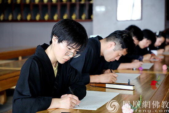 开始抄经(图片来源:凤凰网佛教 摄影:江苏太仓同觉寺)