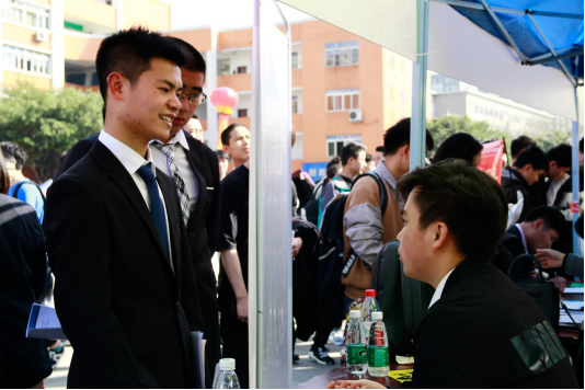新华电脑学校就业怎么样，新华校企定制班助你就业无忧