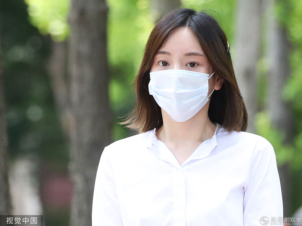 朴有天前女友黄荷娜被判缓刑 结束3个月牢狱生活淡定离开