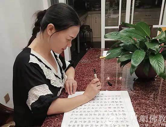 隆心居士:每抄写一遍《心经》,内心涌动的是对观音菩萨无上的感恩。(图片来源:凤凰网佛教 摄影:浙江临海延恩讲寺)