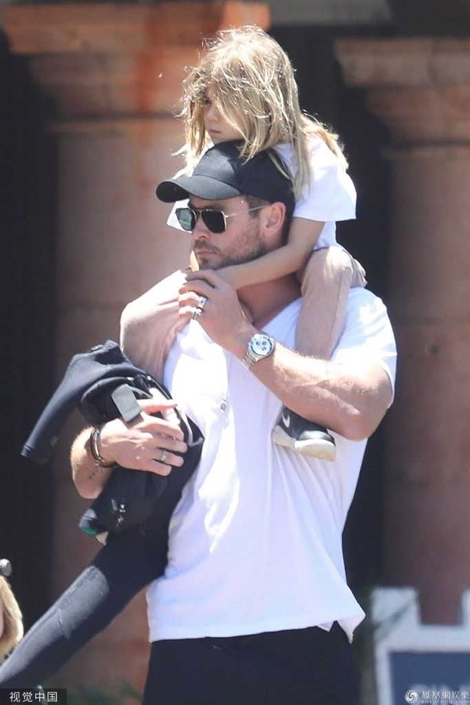 锤哥一家出行女儿骑肩头 两个儿子金发及肩萌态十足