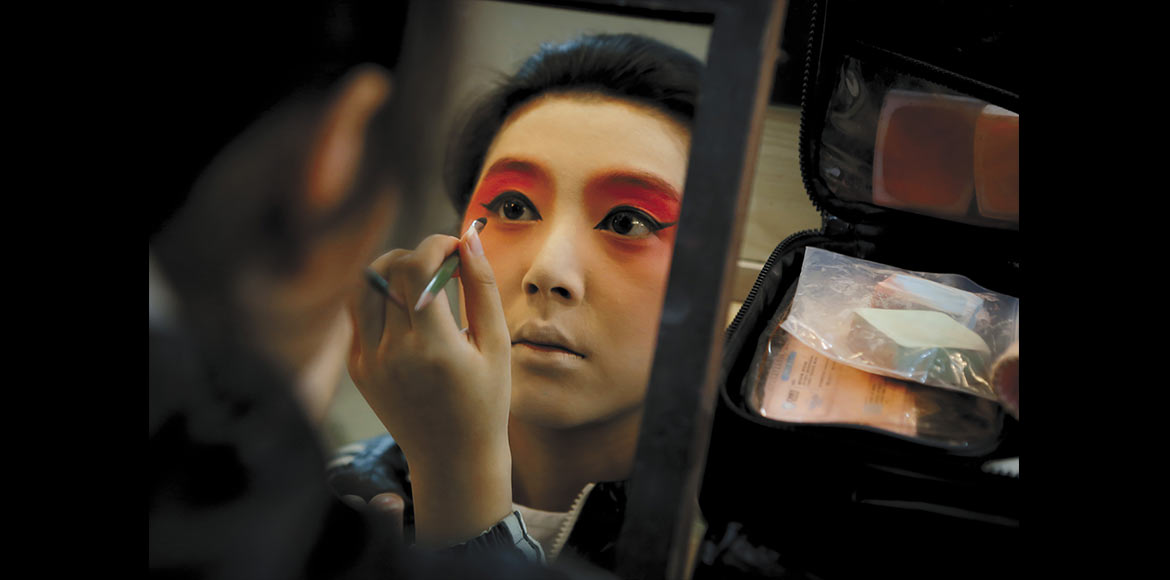 江苏省昆剧院优秀青年演员单雯演出前精心化妆 吉龙生 摄