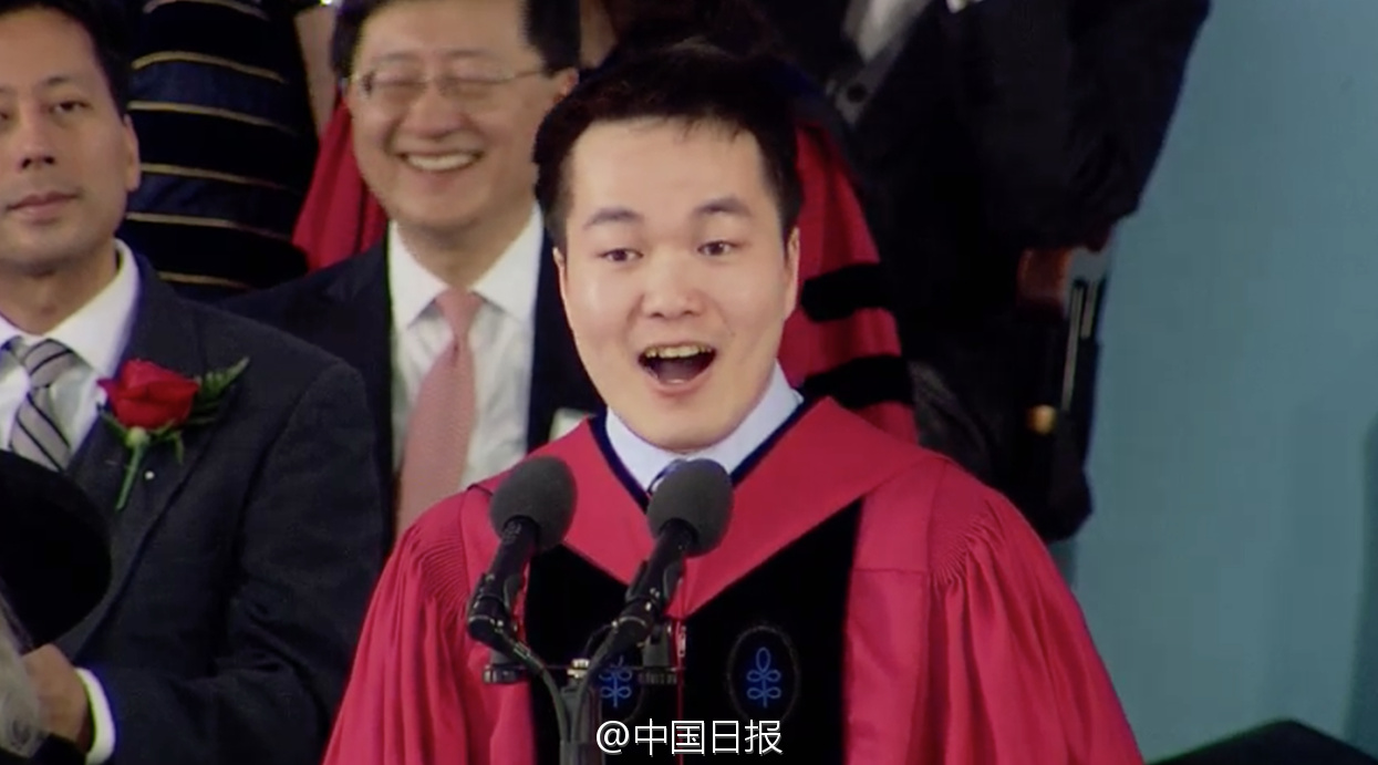 上大学才第一次进城的中国小伙儿何江,2016年5月26日,站在哈佛大学