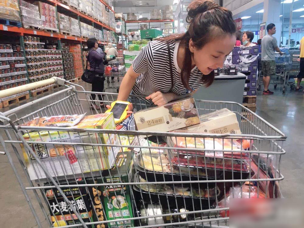 吴昕逛超市,手推车全是零食.(资料图)