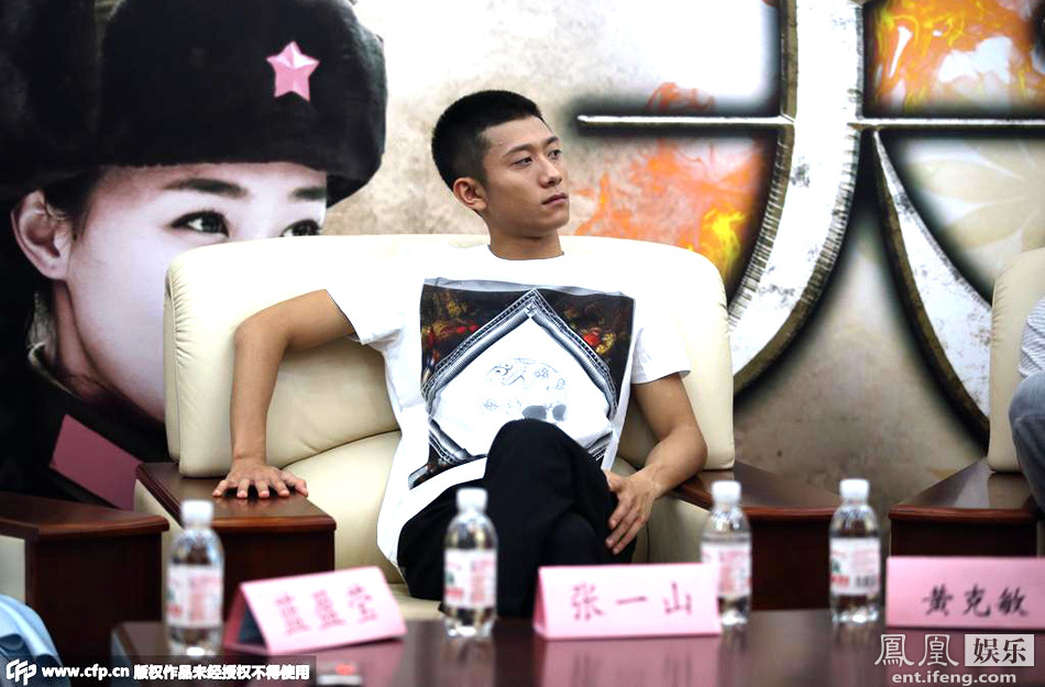 23/26张一山坐姿霸气.(资料图)