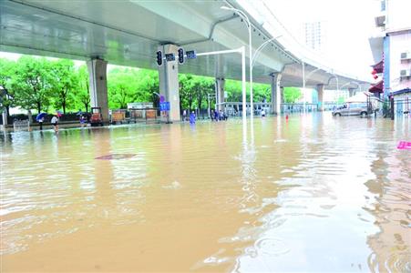 武汉遭遇强暴雨城区出现大面积内涝图