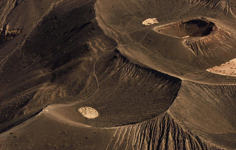 美国男子航拍死亡谷火山口:景观令人震惊