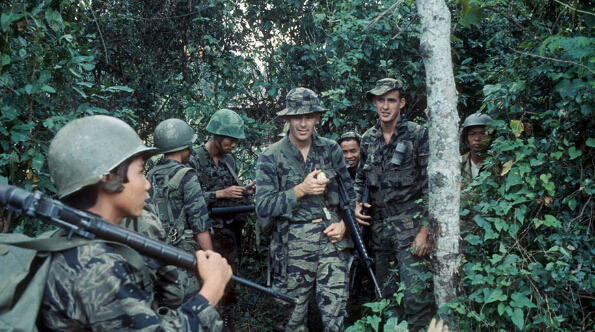 用越南人打越南人"的方针,派出精干部队与南越军队合作清剿越共游击队