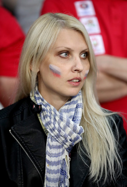 2016年欧洲杯b组:俄罗斯vs斯洛伐克的比赛,热情球迷观战俄罗斯美女