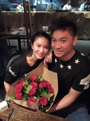 李宗伟接班人跪地求婚成功与女友热吻