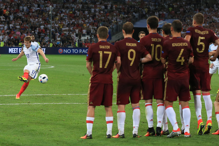 北京时间6月12日,2016欧洲杯b组首轮在韦洛德罗姆球场开始第2场较量