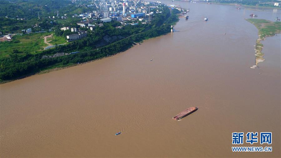 长江重庆江津段一运输船侧翻 3人获救4人失踪