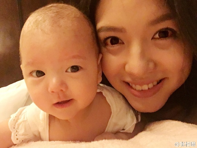 张梓琳晒与女儿亲密床照世界前2美好看到没天理