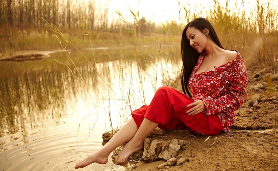 北京时间7月3日消息,g奶女神苏梓玲拍摄了一组功夫足球写真,衣服几乎