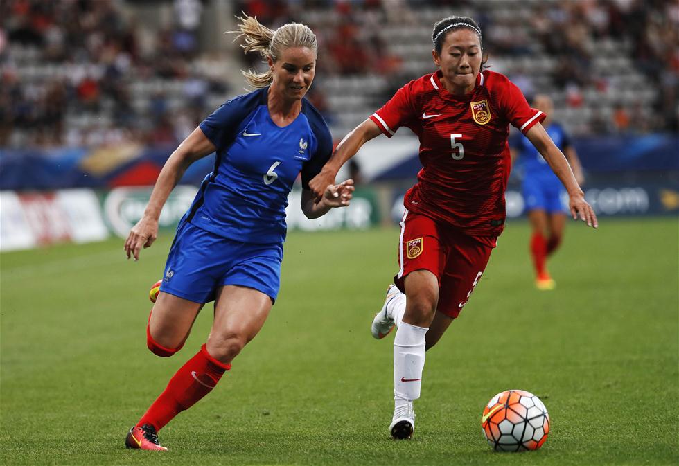 7月16日,中国队球员吴海燕(右)与法国队球员阿芒迪娜在比赛中拼抢.