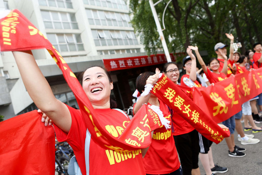 球迷拿着"我爱女排"旗子为女排加油!