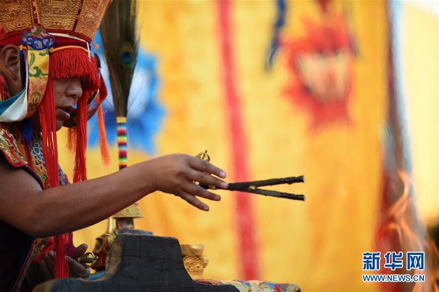 班禅母寺"火供"宗教仪轨 僧众降妖伏魔