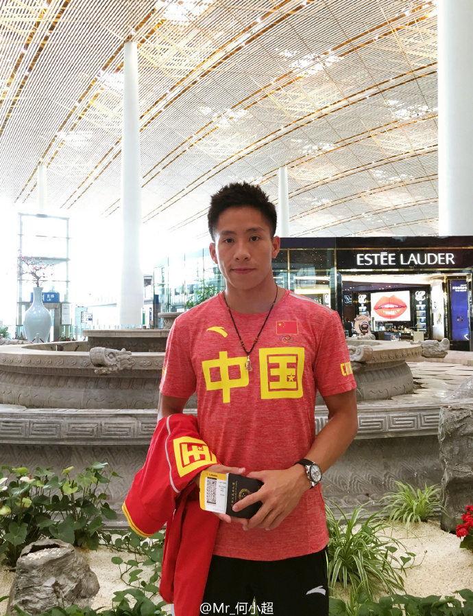 中国跳水队出征里约 队员自拍玩不停