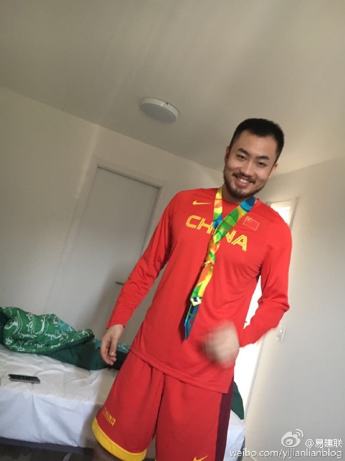 系好领带后一脸得意的笑容.