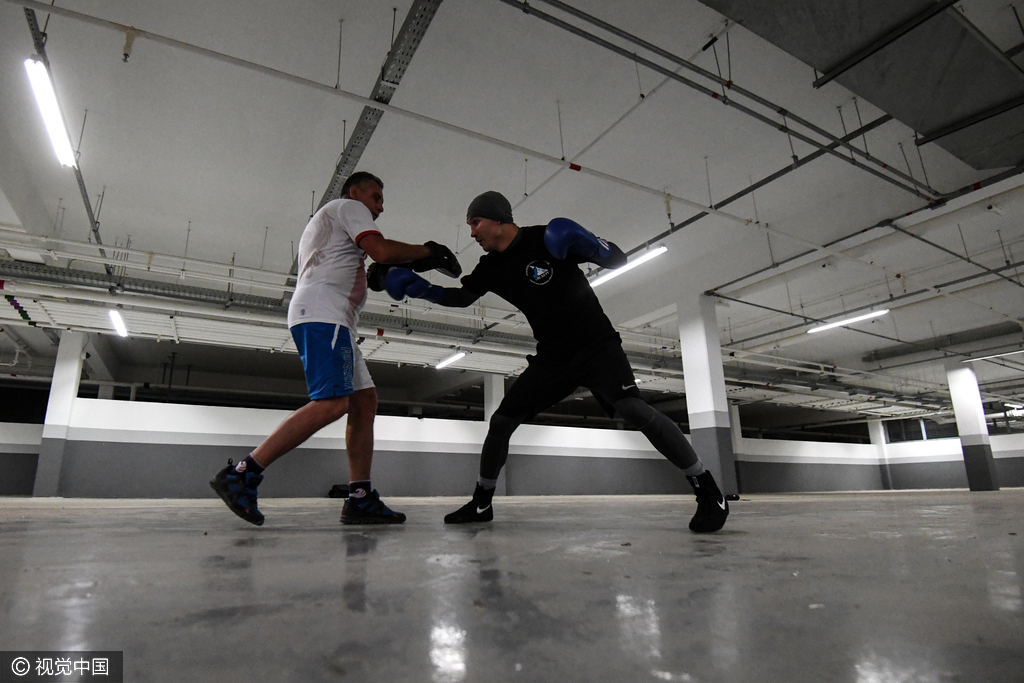拳击运动员在地下车库训练,不知道还以为在拍电影