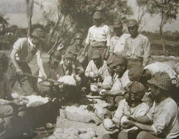 制作饭团的日军.