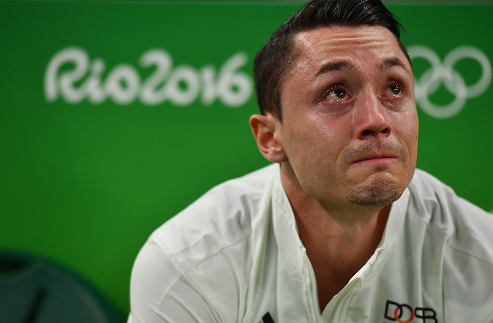 而坐在场边观看队友比赛时,托巴依然满眼泪水,双眼通红,因自己的伤病