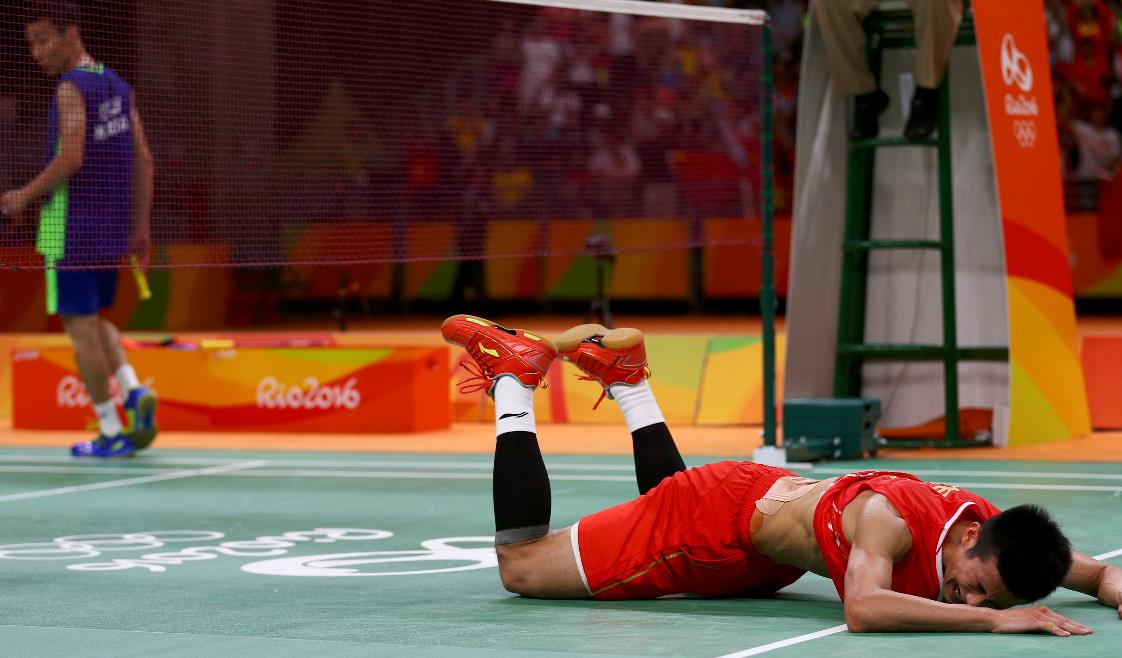 谌龙趴地痛哭 李永波扶起爱徒