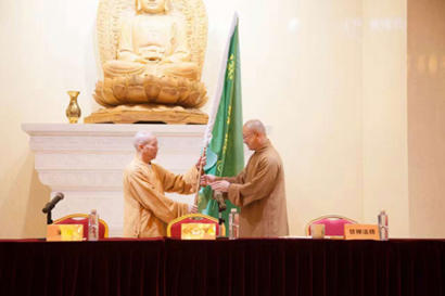 最后,心澄法师向本次夏令营营长,金山寺监院慧禅法师授予营旗,并与