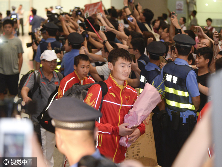 最后一批健儿回国 丁宁苏炳添人气旺