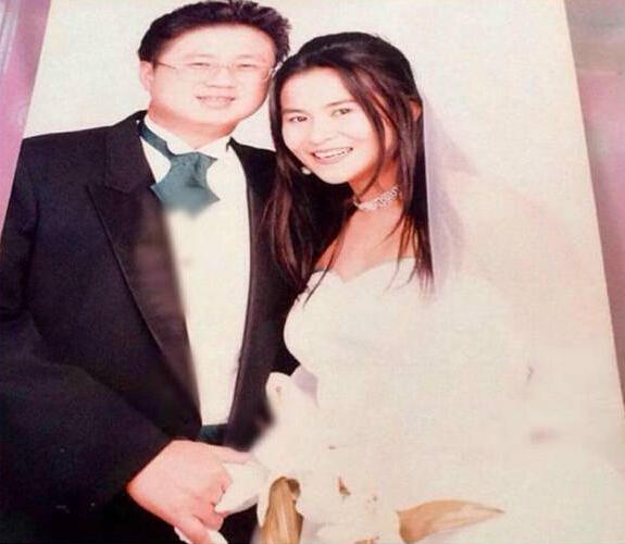 裘海正五官秀丽依旧,暑假后应就读高二的儿子雄壮威武,母子都穿黑t恤.