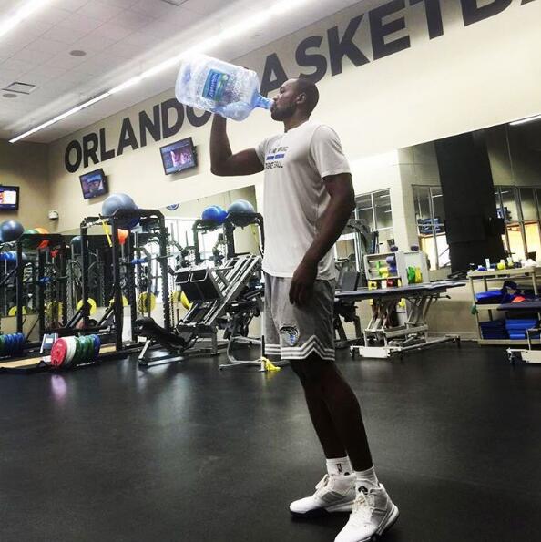 真的只是有点渴吗伊巴卡训练之后豪饮桶装水