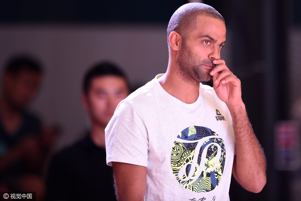 帕克空降京城 获女粉丝拥抱乐开花