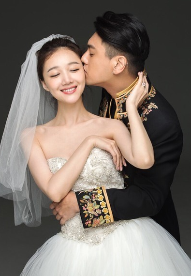 和韩雯雯凤凰娱乐讯 37岁朱孝天和34岁女星韩雯雯今天在巴厘岛结婚