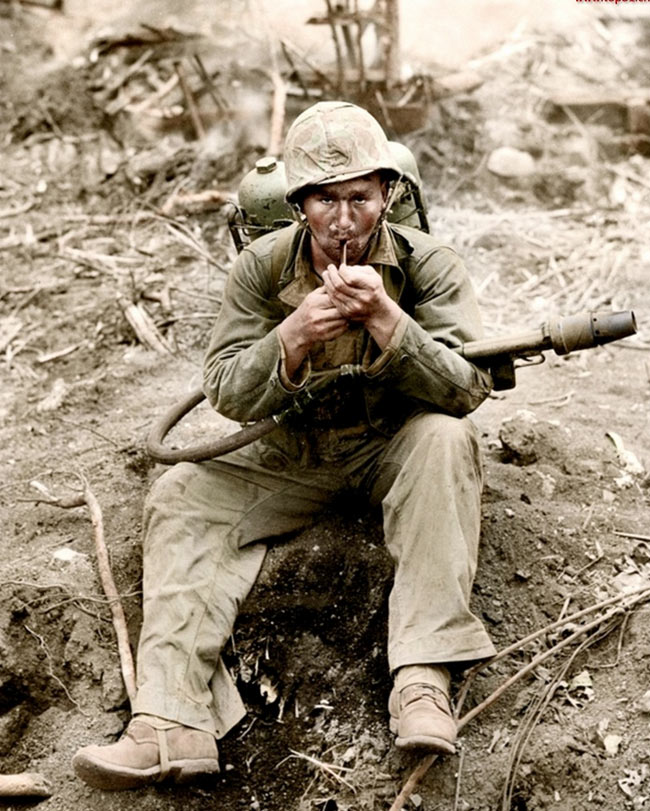 战斗间隙休息的美军喷火兵.