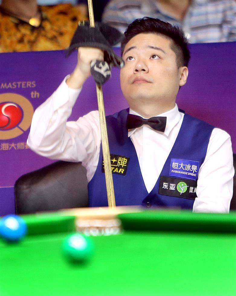 丁俊晖擦拭球杆