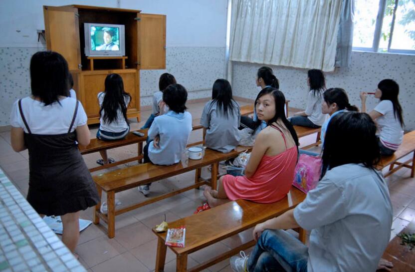 厂妹的夜生活:穿上裙子身材苗条,靠手机约会附近的人