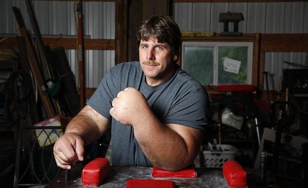 美国男子拥有"麒麟臂",掰手腕大赛如同"开挂"