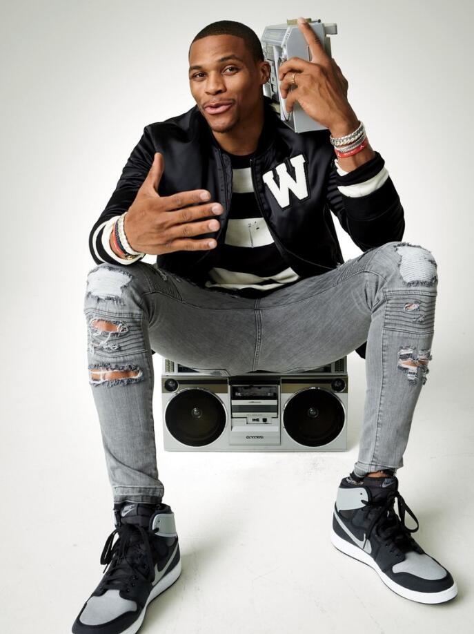 威少拍时尚写真豹纹篮球太亮眼