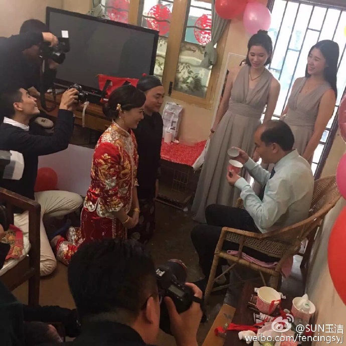 奥运冠军许安琪大婚 惠若琪当伴娘抢镜