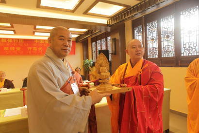 双桂堂方丈身振法师向韩国代表团赠送礼品