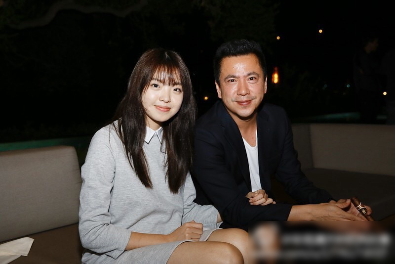 王中磊妻子晒合照