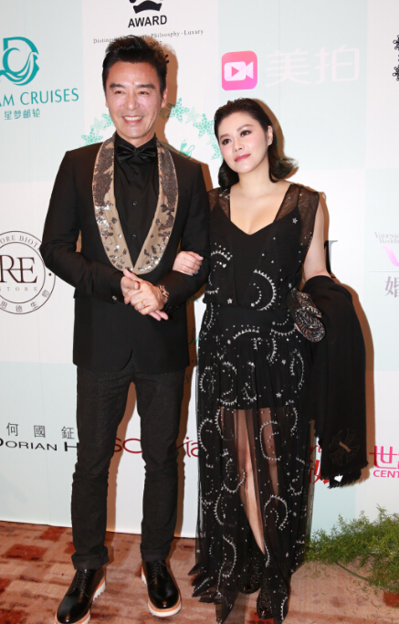 钟镇涛携妻子亮相钟丽缇婚礼亲密挽手恩爱十足图