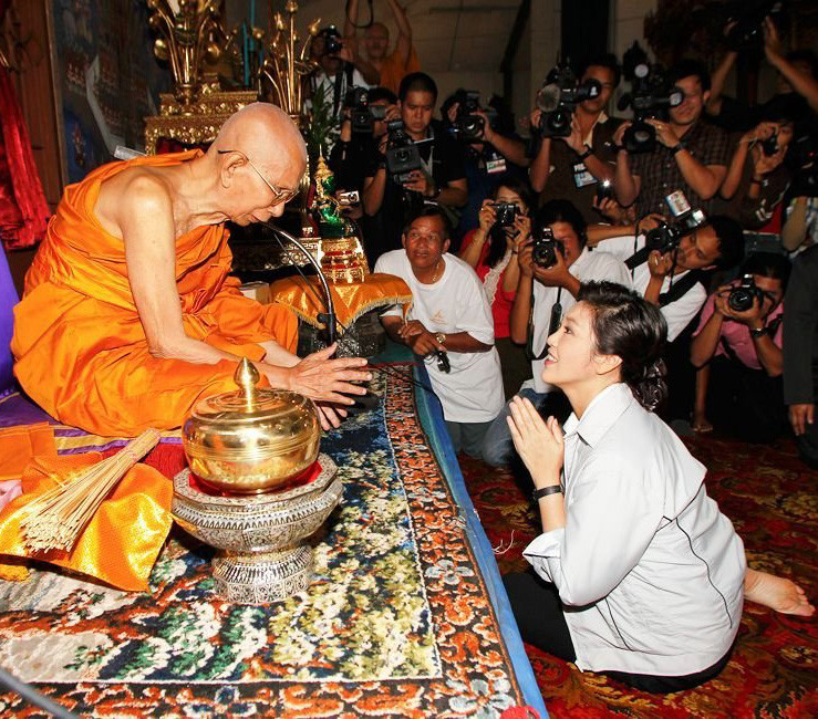 泰国跪拜礼仪图片图片