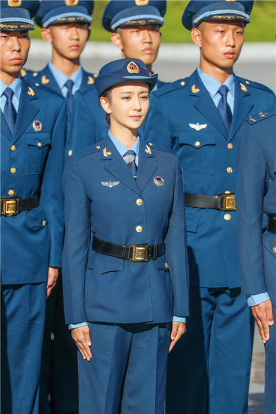 真正男子汉新兵穿空军服英姿飒爽