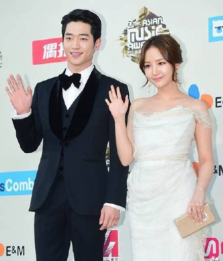 李敏镐女友秀智美艳红唇亮相,无袖印花裙气质迷人.