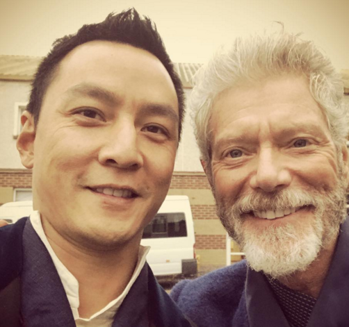 直男!吴彦祖晒与好友合影 仰拍角度遭网友吐槽